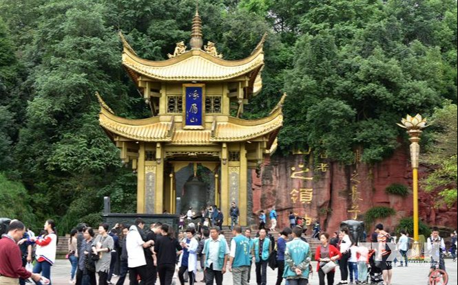 Khách du lịch tham quan một địa điểm ở Tứ Xuyên, Trung Quốc. (Ảnh: THX/TTXVN) Khách du lịch tham quan một địa điểm ở Tứ Xuyên, Trung Quốc. (Ảnh: THX/TTXVN)